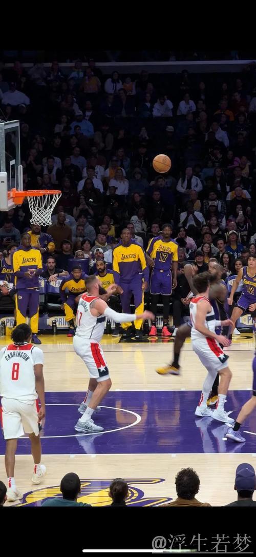 詹姆斯助攻 里弗斯精彩快攻上篮得手 詹姆斯助攻 里弗斯精彩快攻上篮得手